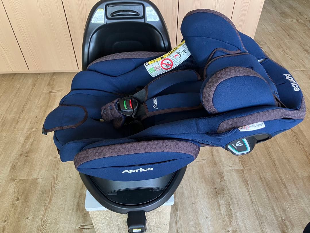 アップリカ　フラディアグロウ　ISOFIX ネイビーシェール