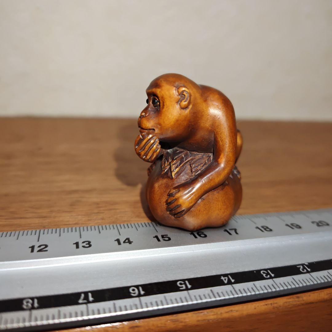 時代提物 木彫り根付 在銘 【桃猿】高さ約4.2cm 重さ約21g - メルカリ