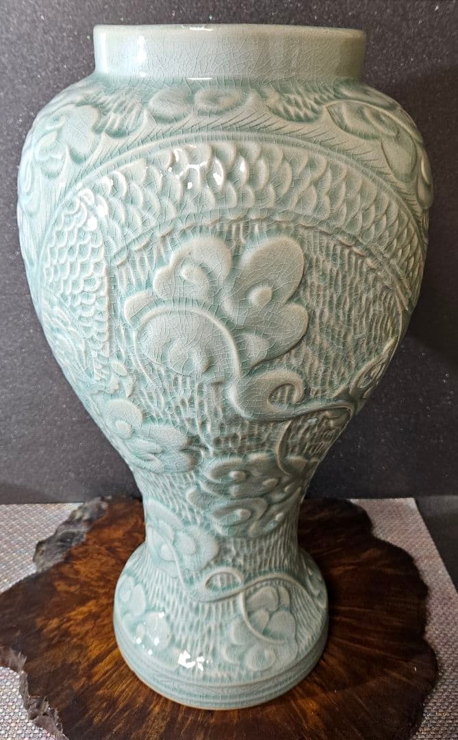 収蔵品の解説-中国 韓国人気作家 趙宗 作 陽刻浮彫 雲龍文様 青磁