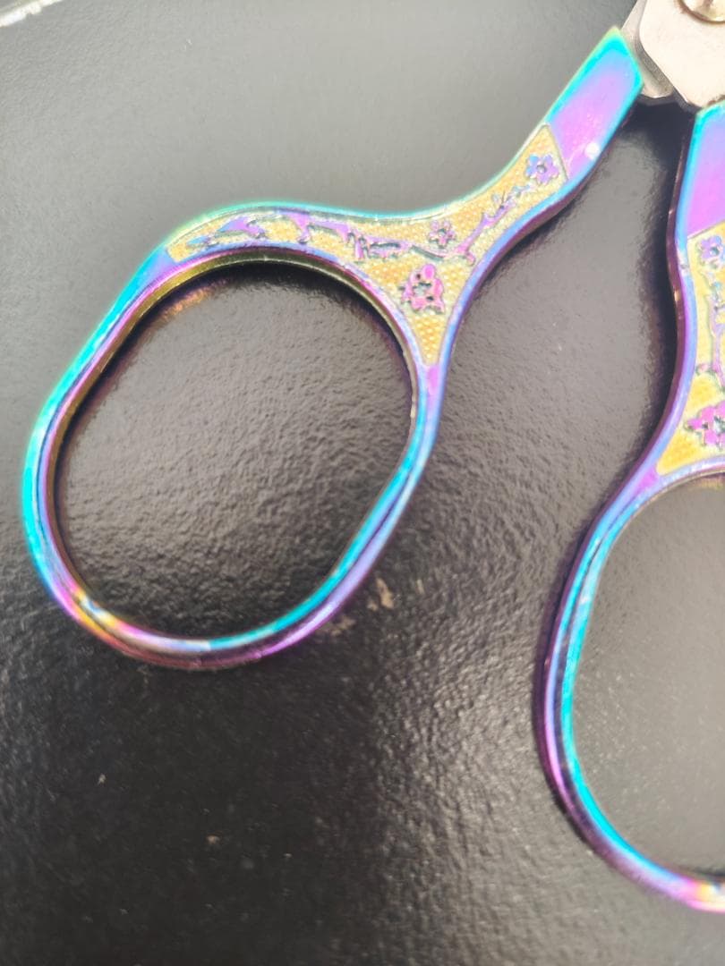 虹色装飾ハンドルのはさみ - メルカリ