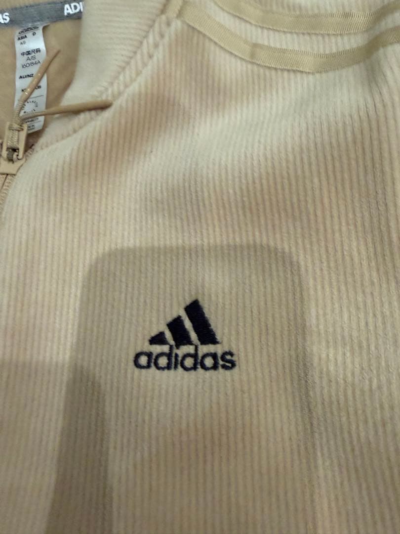 adidas ベージュ ジャケットとスカートセット