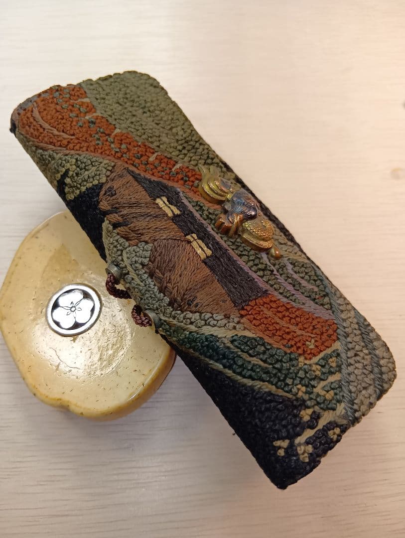 煙草入れ農村図相良刺し夫婦鶏前金具 家紋金工セイウチ牙根付 波