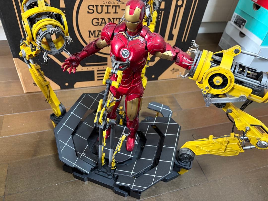 ホットトイズ1/6アイアンマン 2スーツアップガントリー マーク4付き脱着装置