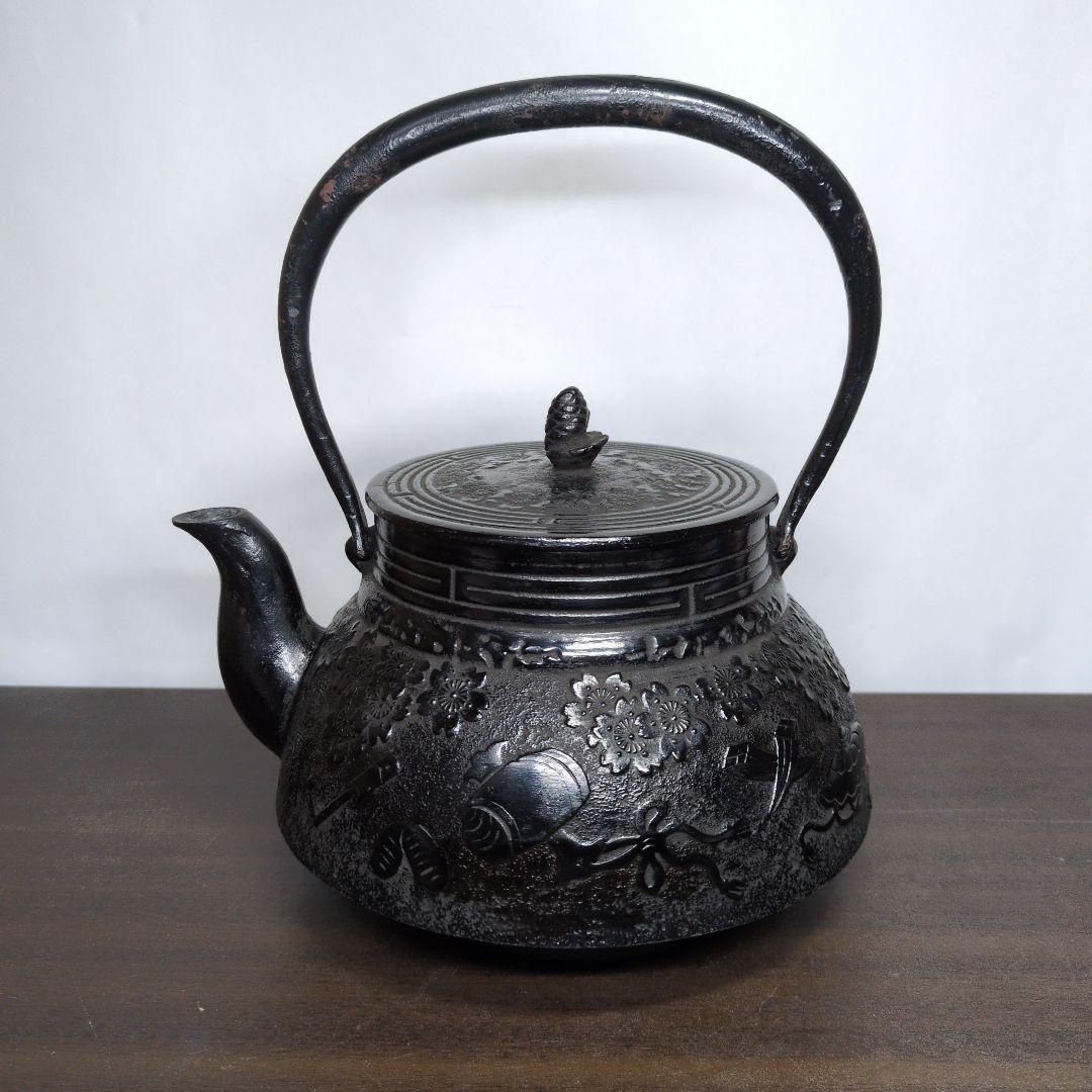 及川寛治 作 桜宝尽し文 鉄瓶 煎茶道具 及川寛治 作 桜宝尽し文 鉄瓶 煎茶道具