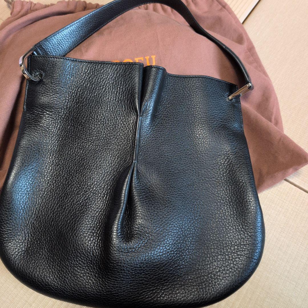 ブラックレザーショルダーバッグ Hロゴ付き
