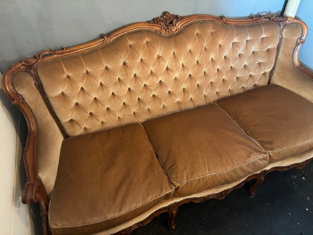 ヨーロッパアンティーク3人掛けソファボタン絞りベルベットソファ