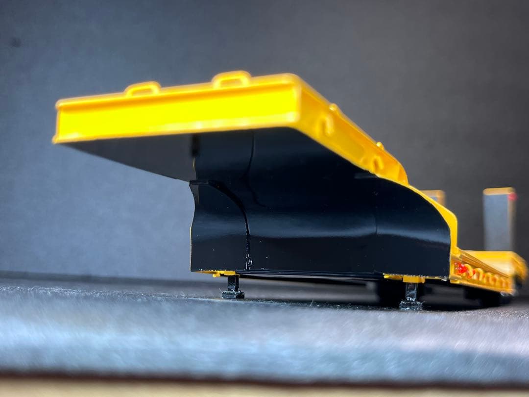 【アイル】　1/50 3軸低床トレーラー自動あゆみ付 建機 SCANIA