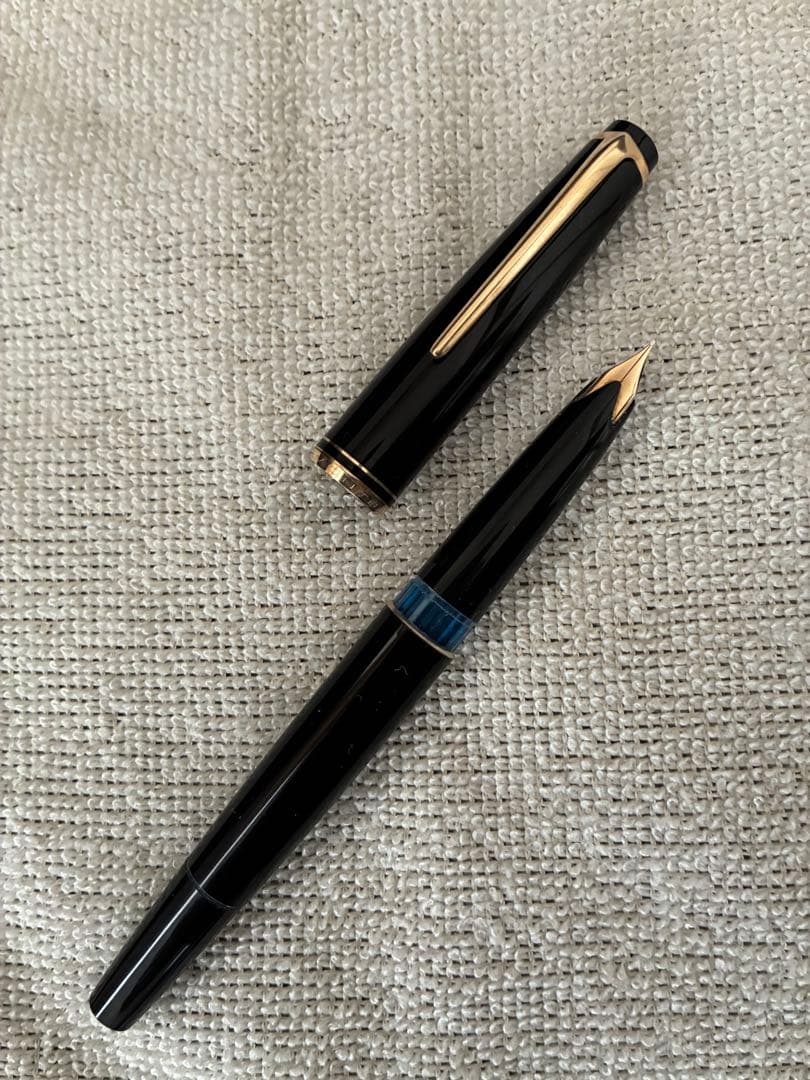 ◾️MONT BLANC モンブラン◾️黒 万年筆 No. 22◾️黒色／金色◾️