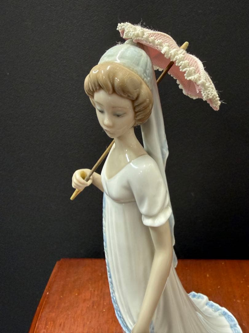 リヤドロ フィギュリン 傘を持つ女性 展示保管品 - メルカリ