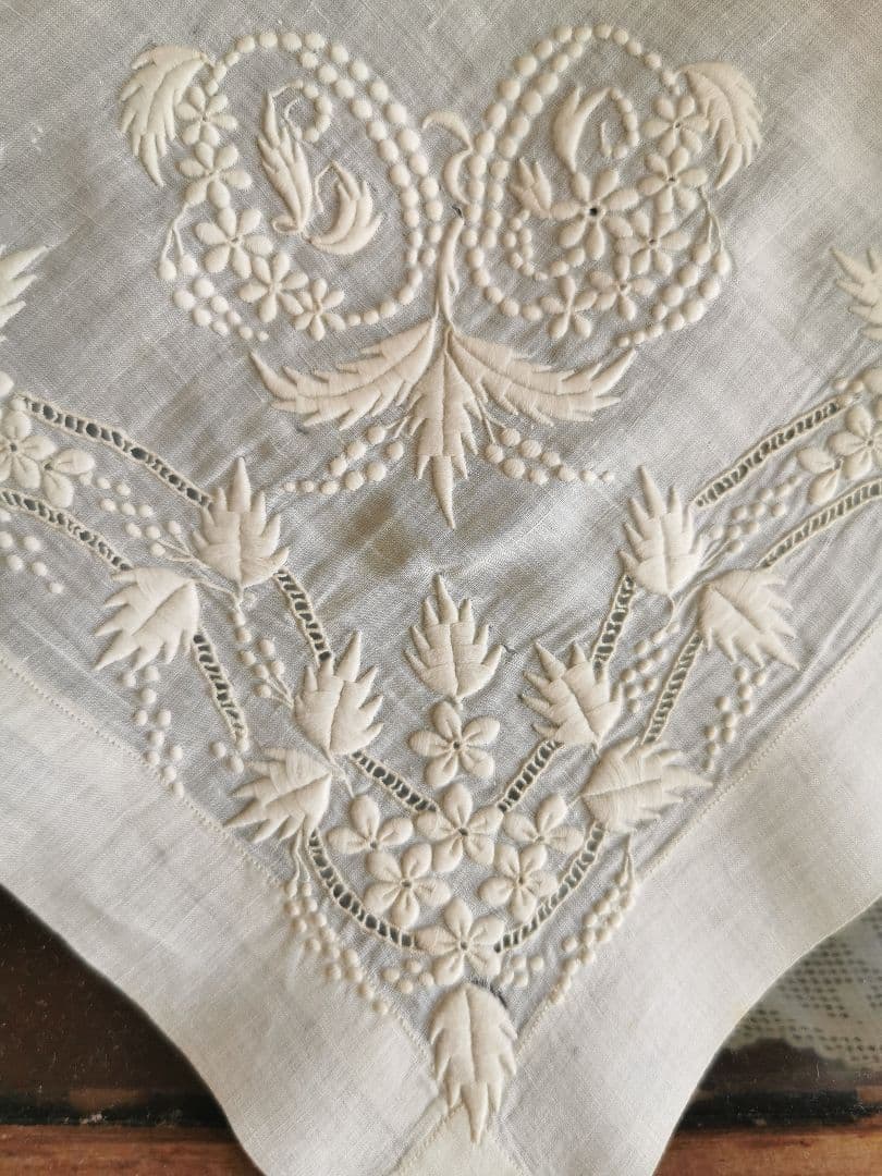 アンティーク 小花と実と葉の精緻なエンブロイダリー マリアージュ