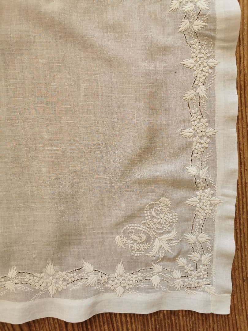 アンティーク 小花と実と葉の精緻なエンブロイダリー マリアージュ