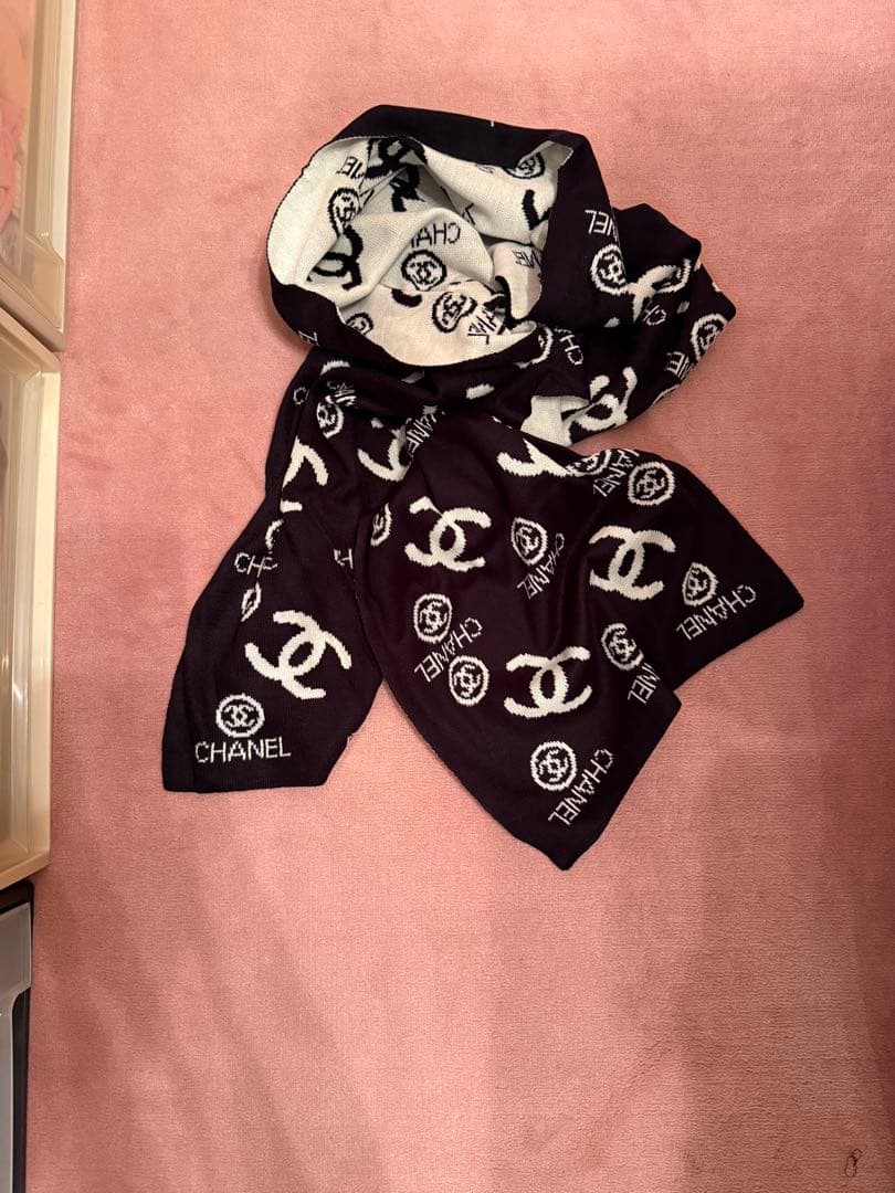 新品、未使用品 ノベルティーCHANEL ロゴマフラー 黒/白 - メルカリ