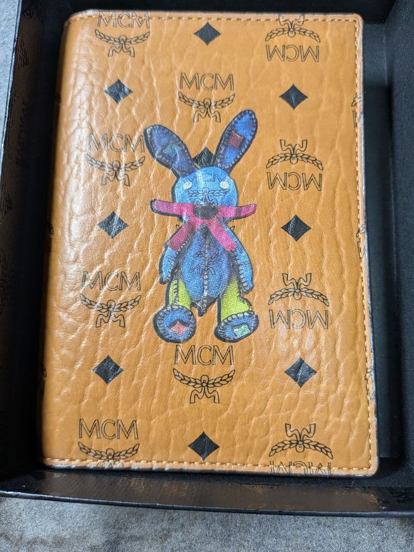 MCM ウサギデザイン パスポートケースオレンジ モノグラム