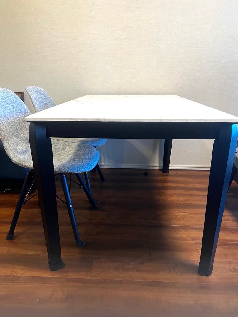 値下げ。1月19日まで。メラミン素材のダイニングテーブル　状態は良好！