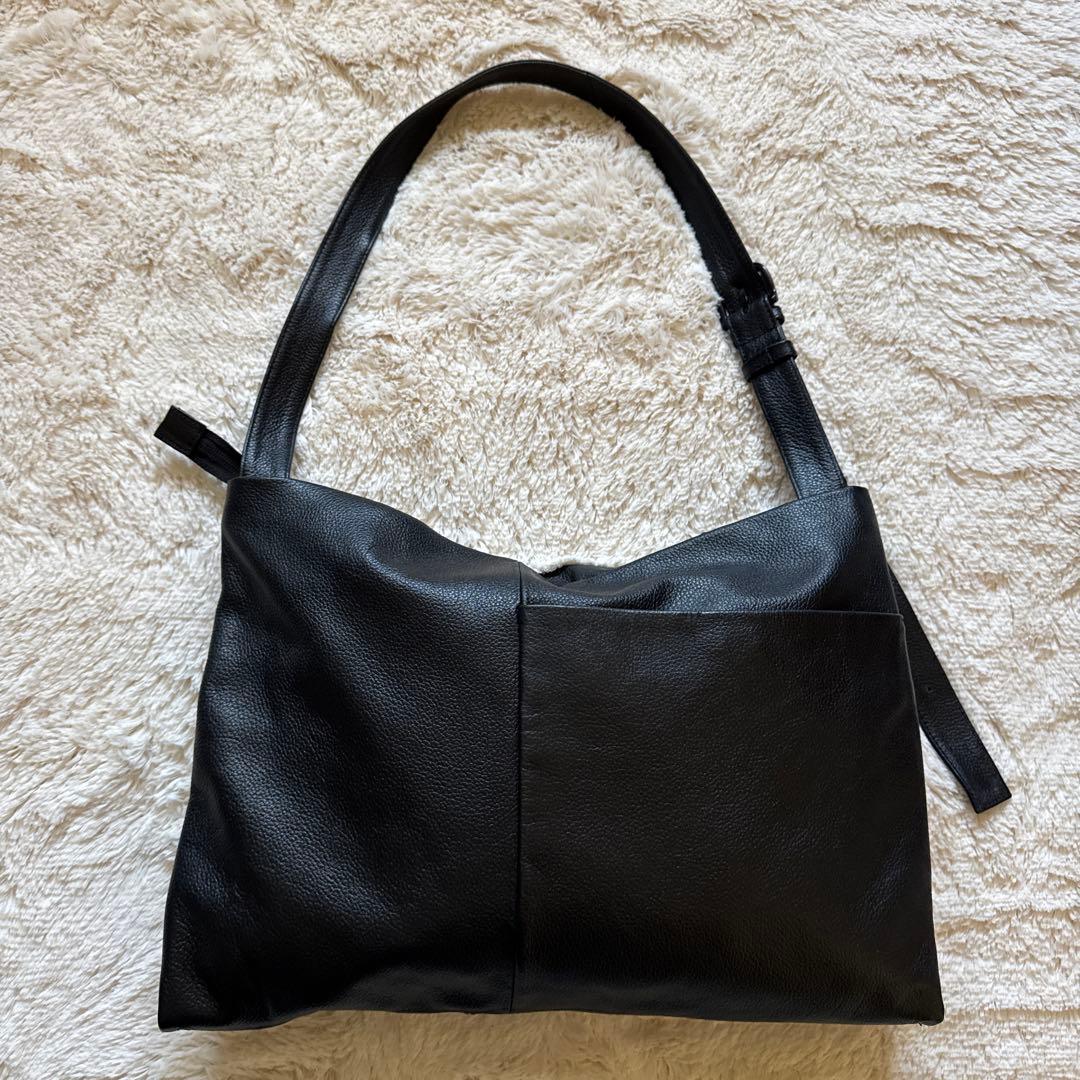 ear PAPILLONNERレザーショルダーバッグ ブラックフラップポケット付