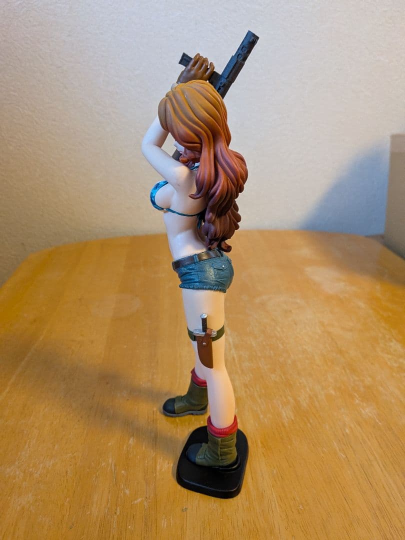 峰不二子フィギュア　サバイバルver ライフル付き