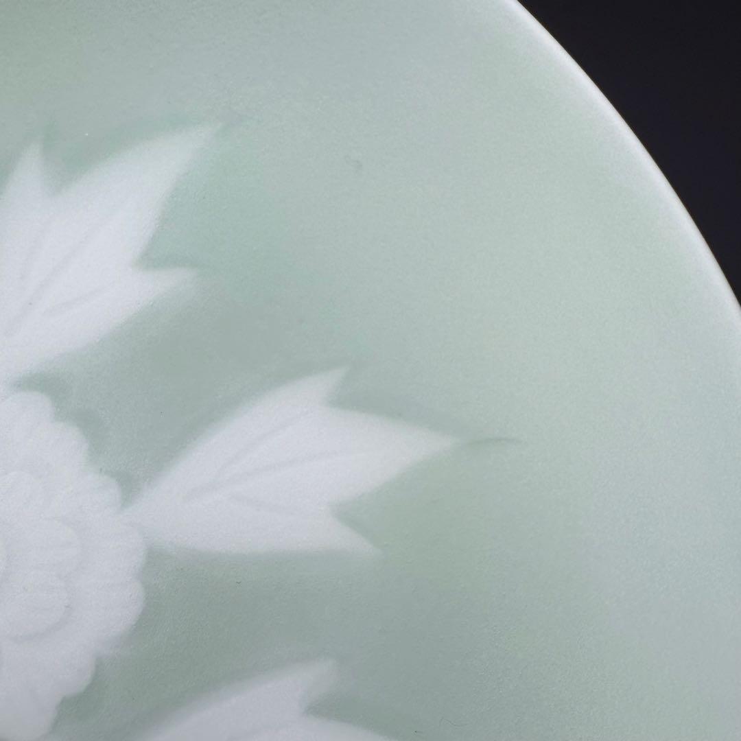 人間国宝　井上萬二　作　青白磁牡丹彫文　皿　高級ライン　直径16.8cm