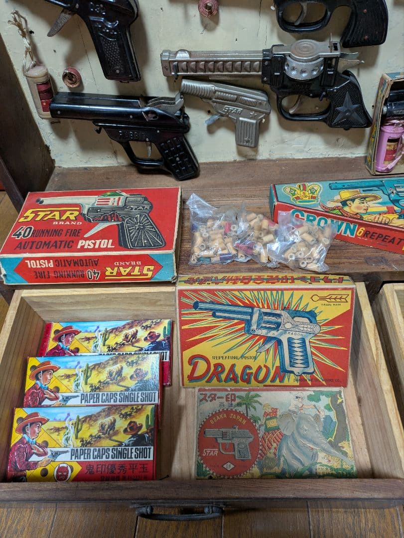 ブリキ　鉄砲　水鉄砲　ほか　アンティーク家具ケース（大正〜昭和初期）引き取り限定