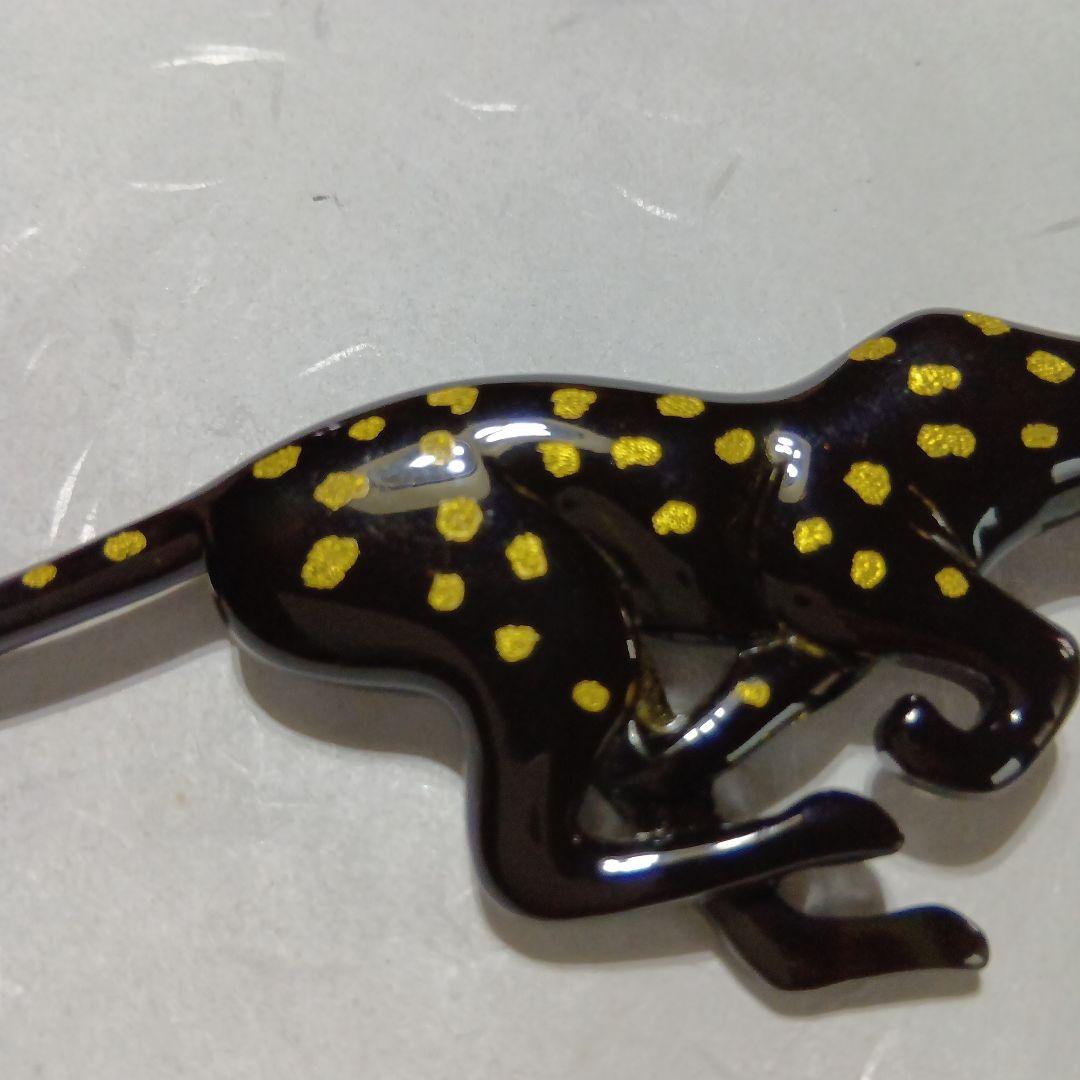 鼈甲沈金付きピューマブローチ