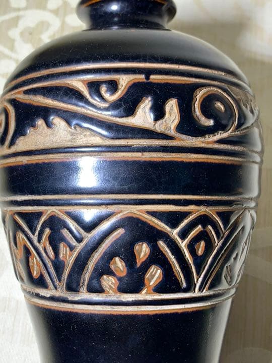 中国宋代磁州窑黑釉剔花梅瓶