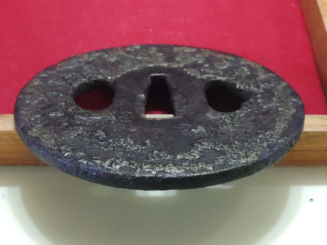 円形鍔　吹き寄せ象嵌　唐草模様　真鍮・銅象嵌　責金入　武具　ツバ　可愛い鍔　鉄製