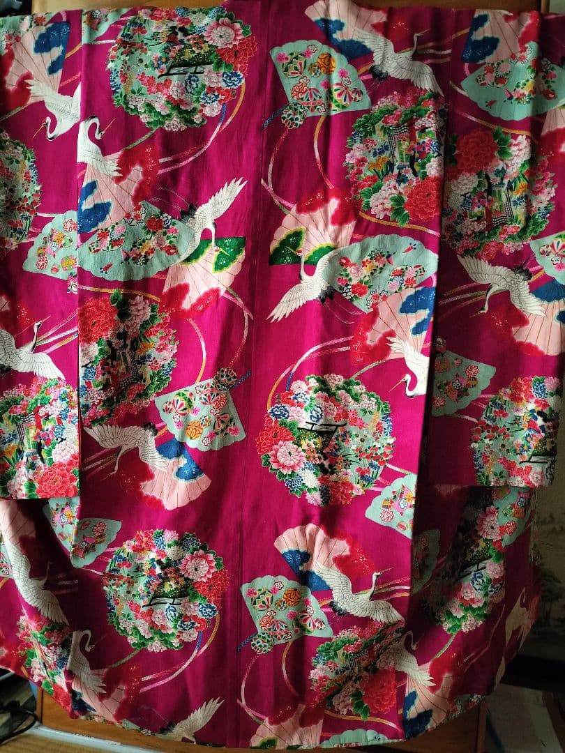 アンティーク子供着物・織りだし正絹・濃いピンク着物