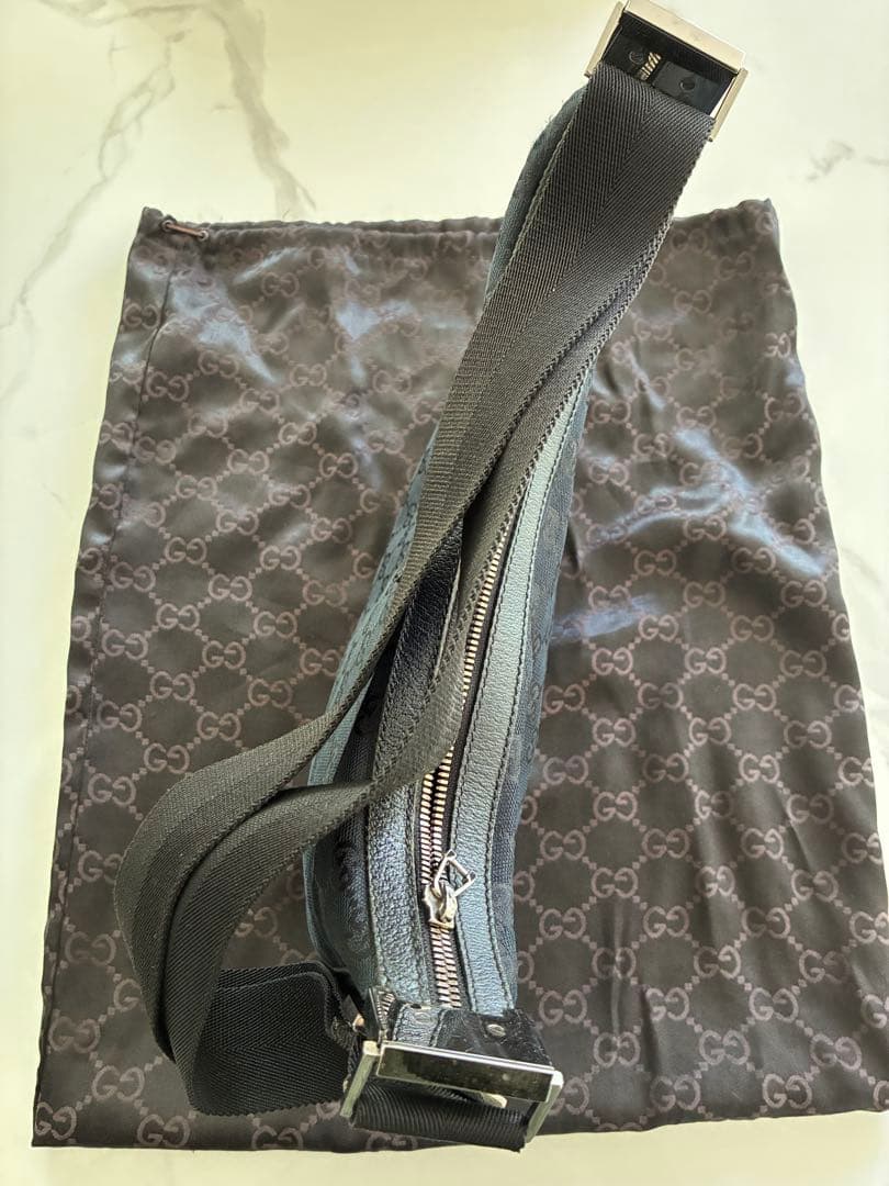 グッチ ハーフムーン ショルダーバッグ ロゴプレート GGキャンバス 黒