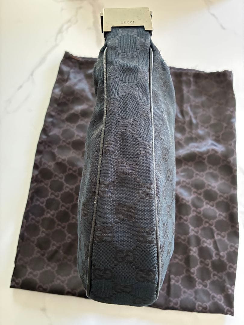 グッチ ハーフムーン ショルダーバッグ ロゴプレート GGキャンバス 黒