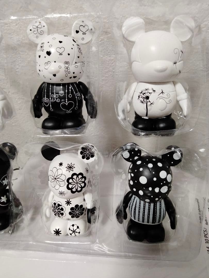 ディズニー バイナルメーション Black & White 草花と鳥の模様
