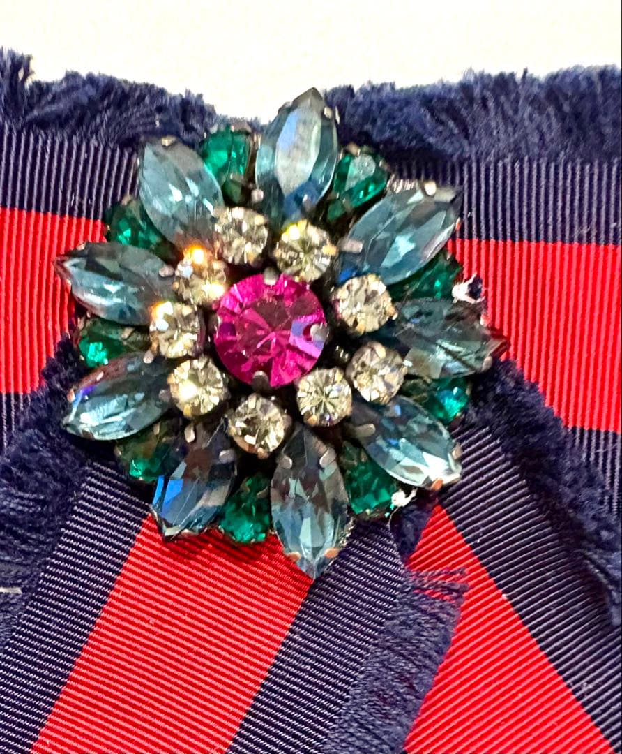 グッチ☆リボンブローチ シェリーリボン✖️ラインストーン 蜂 ロゴ