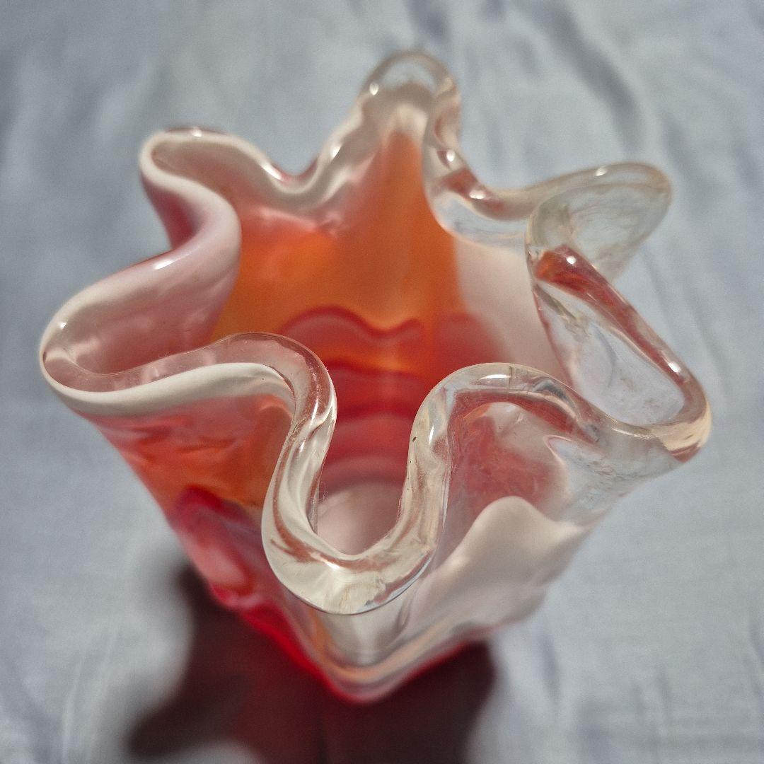 波状フリルデザイン ガラス花瓶