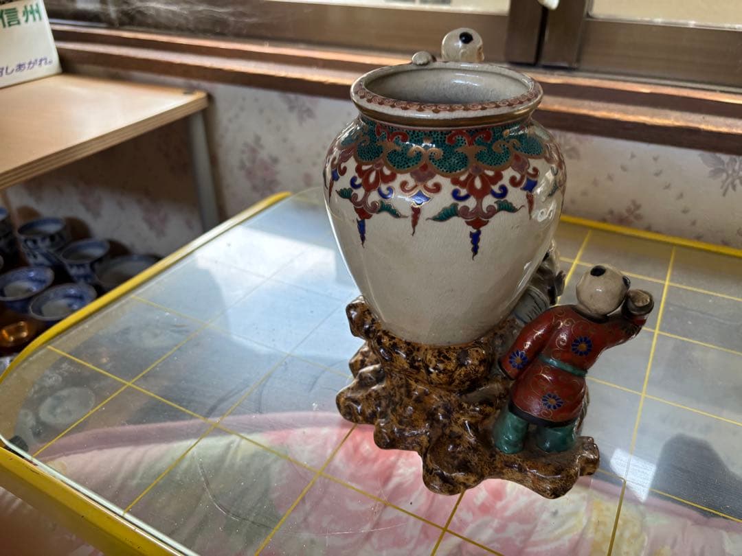 陶器製花瓶 小人形付き