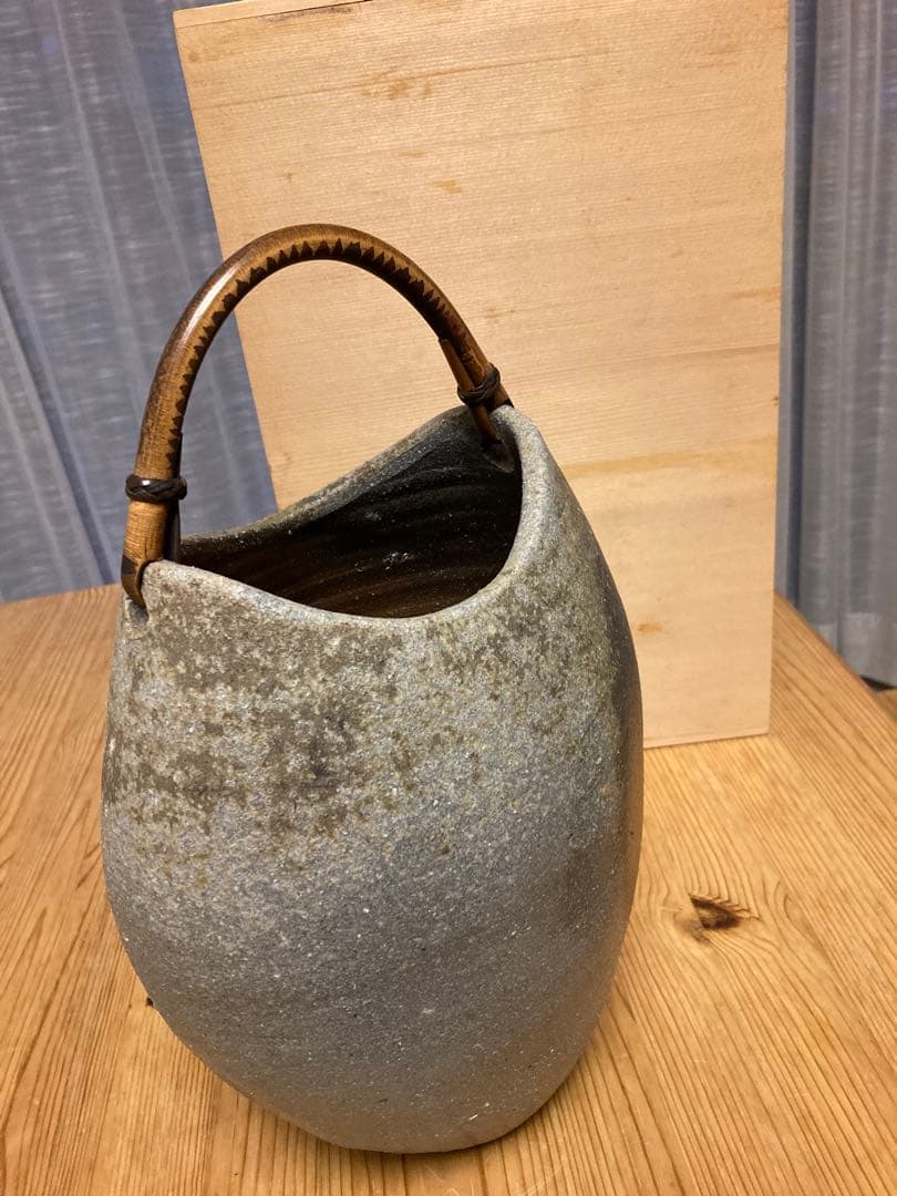 陶器製卵型壷 木製ハンドル付き
