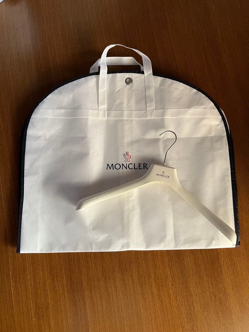 MONCLER ガーメントバッグ ハンガー45サイズ セット - メルカリ