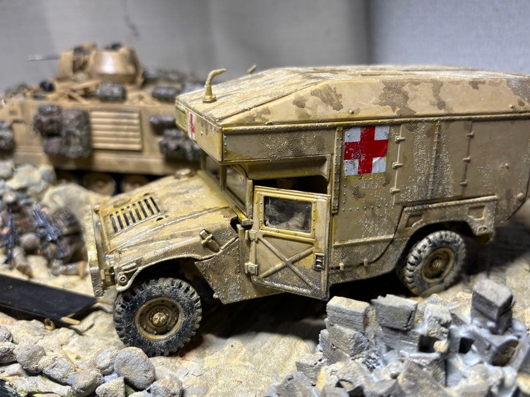 戦車　ジオラマ　1/35 デザートワゴン　軍用車両ambulanceと兵士