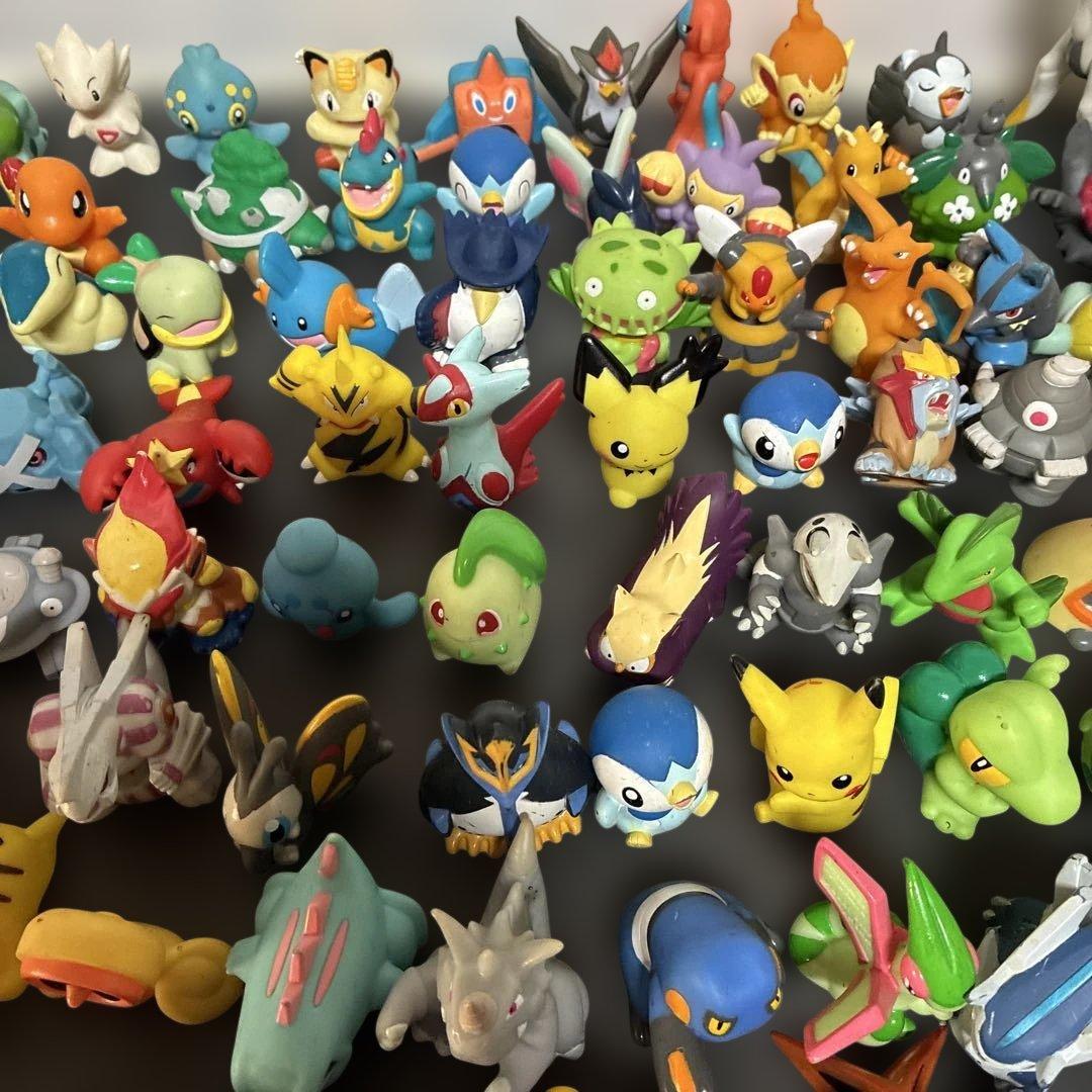 ポケモン フィギュア 約100体と、古いポケモンカード