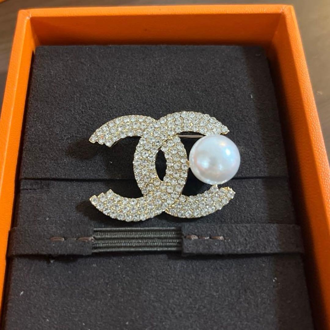 CCロゴ ブローチ クリスタル パール ゴールド ノベルティ - メルカリ