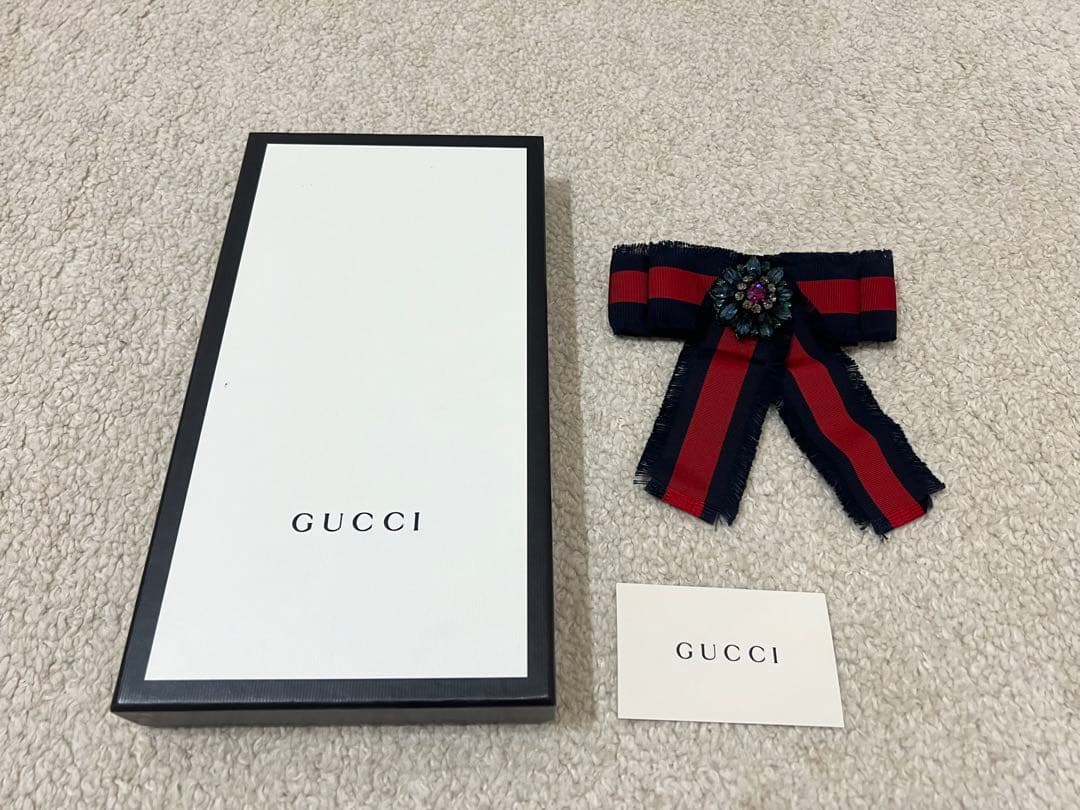 GUCCI/クリスタルビジューリボンブローチ
