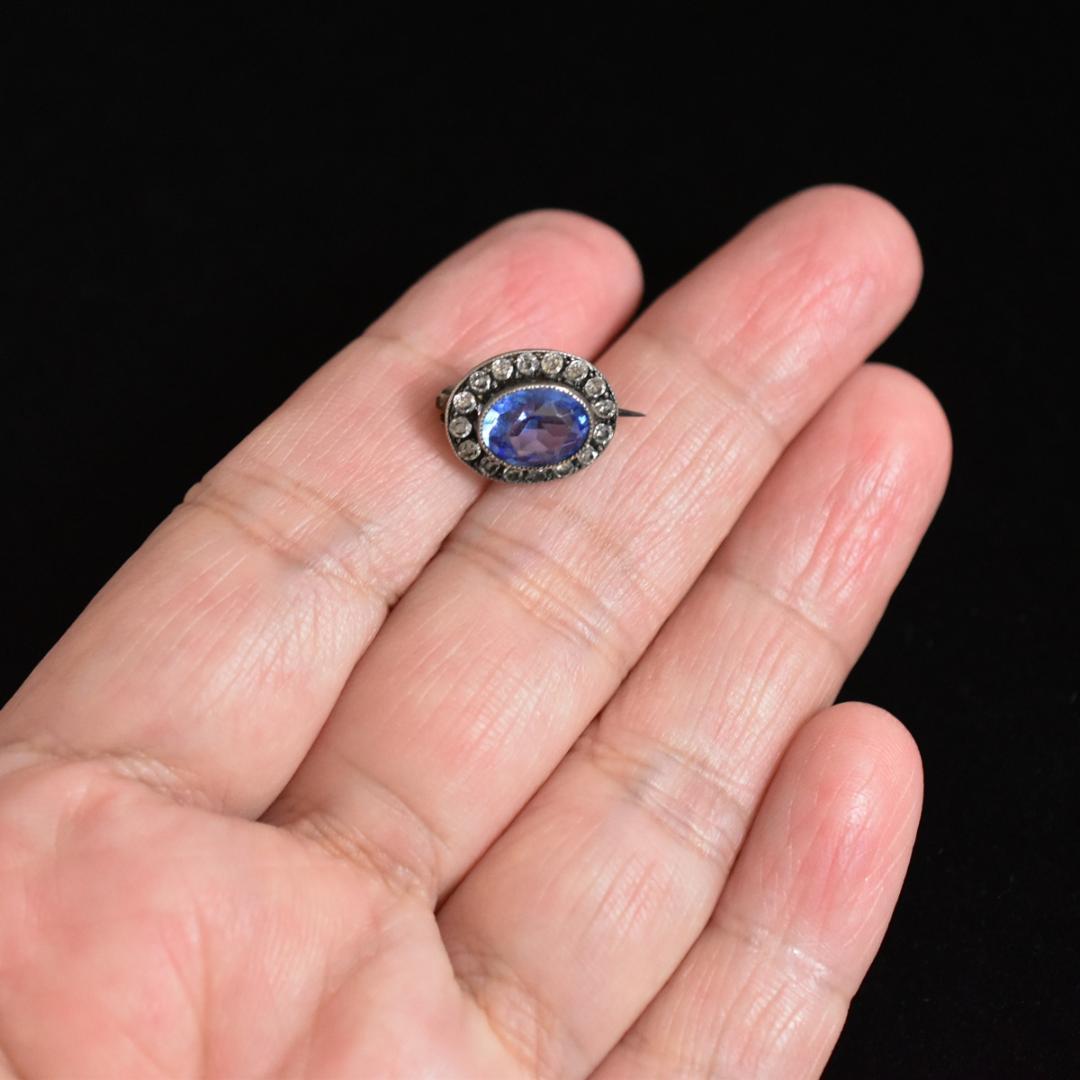 アンティーク サファイア色古ガラスのミル打ちが細工された小さな