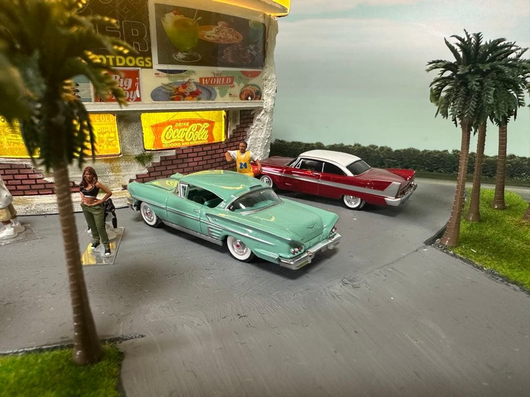 ハンドメイドジオラマ　 アメリカンダイナー 1/６４ミニカー7台＆フィギュア付き