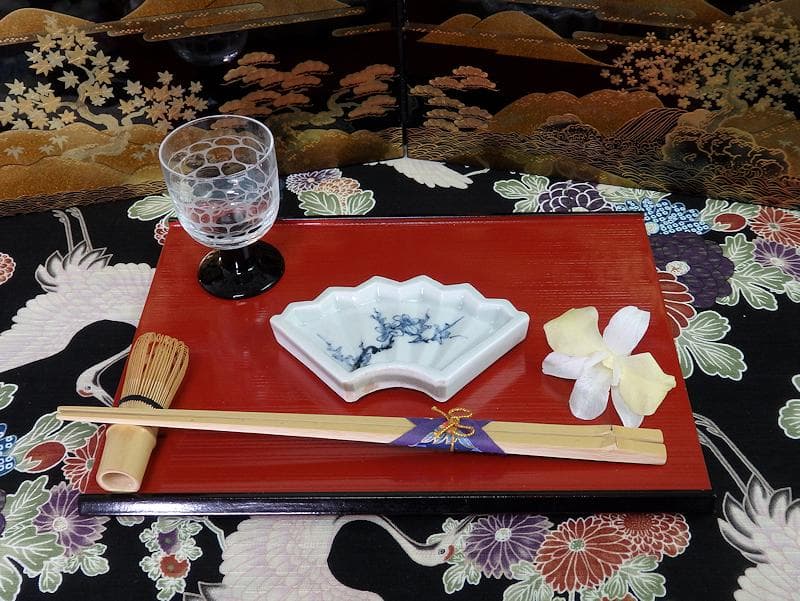 中田一於 九谷 淡青釉裏銀彩 花蝶文 香炉 共箱 伝統工芸