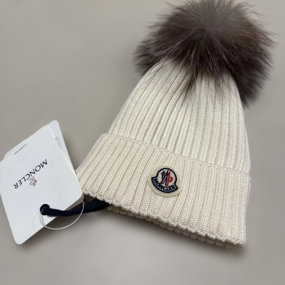 新品 未使用 モンクレール ニット帽 帽子 ファー フォックス 白 - メルカリ