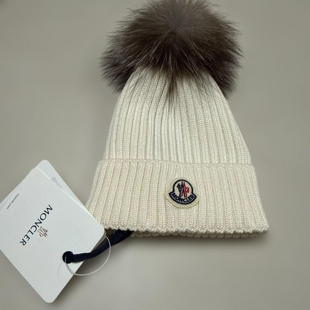 新品 未使用 モンクレール ニット帽 帽子 ファー フォックス 白 - メルカリ