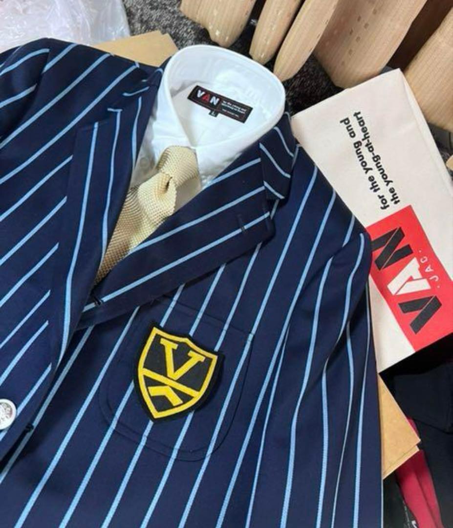 一 番 安いホビー・楽器・アート - 値引、VAN金モールVエンブレム新品