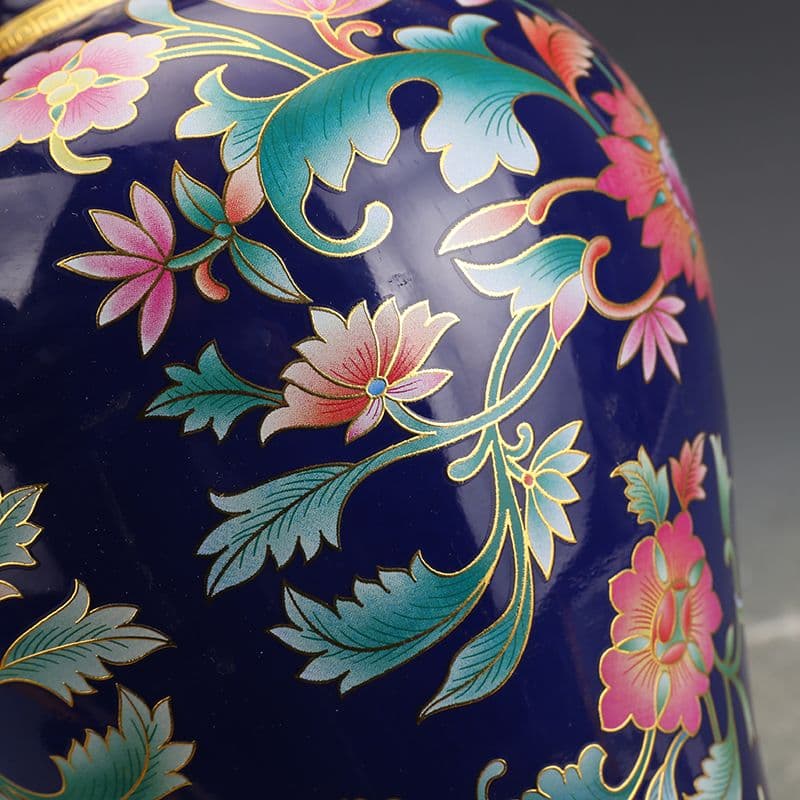 大清乾隆藍地琺瑯彩纏枝紋花瓶 景徳鎮 陶磁器 装飾