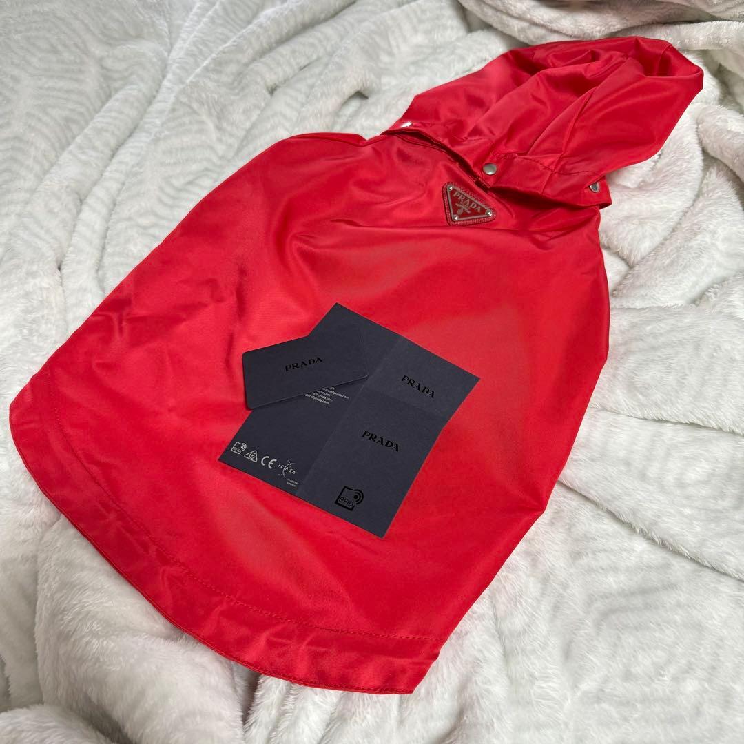 PRADA レッド ナイロン 犬服 フード付き PRADA正規品 Mサイズの通販は