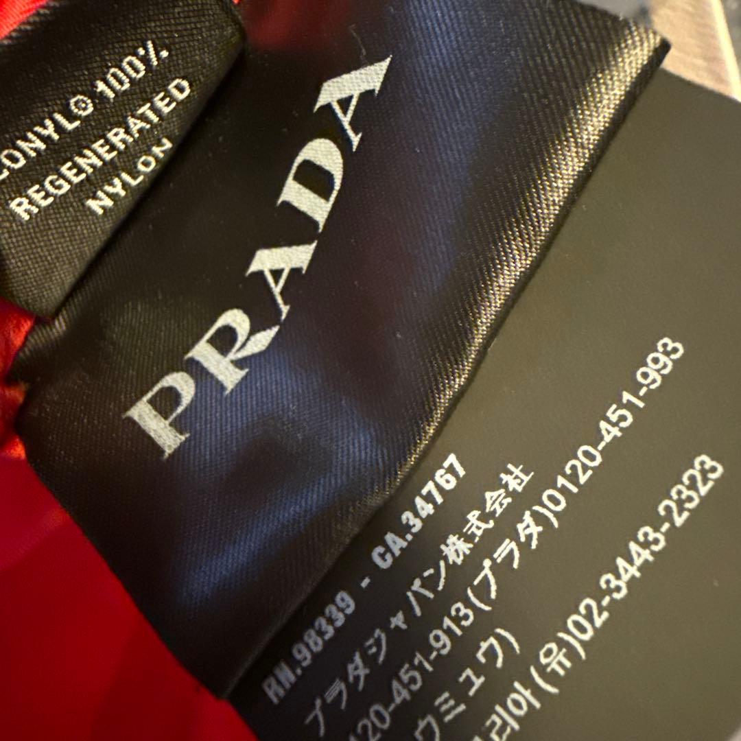 PRADA レッド ナイロン 犬服 フード付き PRADA正規品 Mサイズの通販は