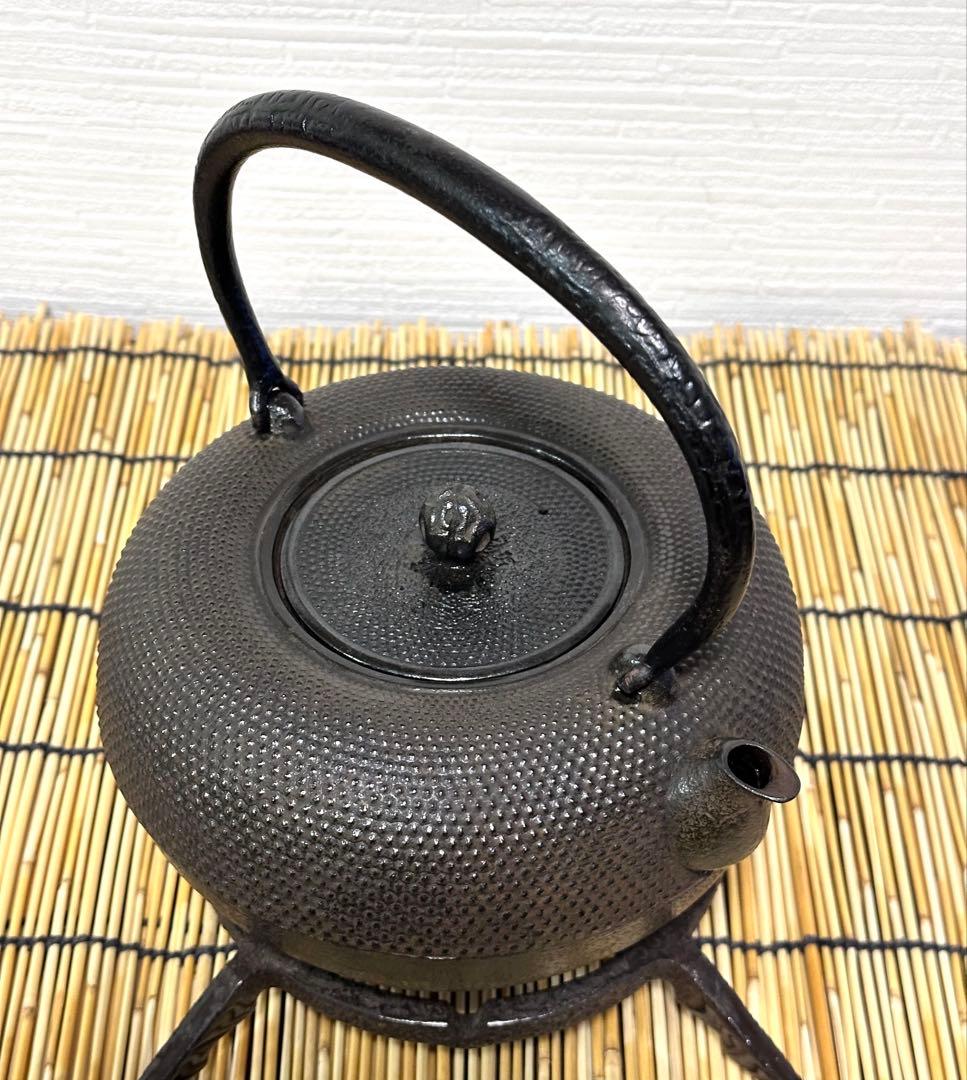 未使用品　南部盛岡東文堂造　１０型姥口アラレ　南部鉄瓶　南部鉄器　鉄瓶