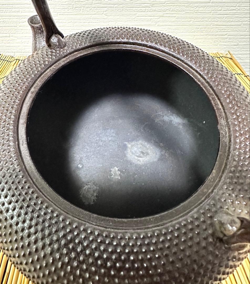 未使用、栞、タグ付 金澤鶴斎(千代吉)造 南部形２０型 姥口アラレ　南部鉄瓶