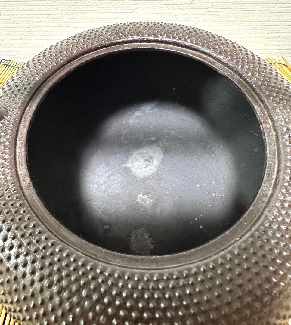 未使用、栞、タグ付 金澤鶴斎(千代吉)造 南部形２０型 姥口アラレ　南部鉄瓶